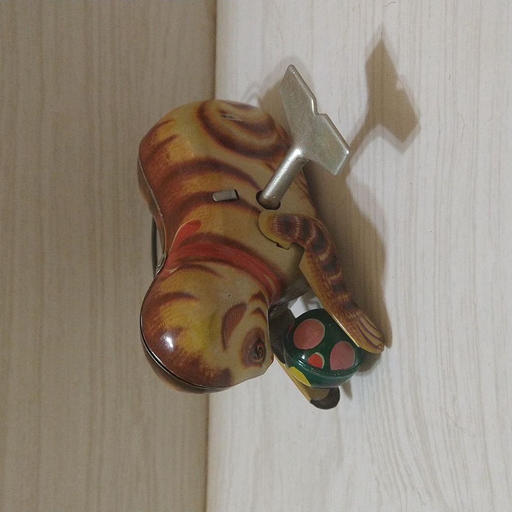 Vintage Da Guenmao Windup Tin Toy Cat with Yarn